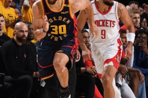 xingkong app-库里重返赛场，比赛局势复杂首场状态出色，巴塞罗那观众沸腾！再创辉煌时刻-xingkong app